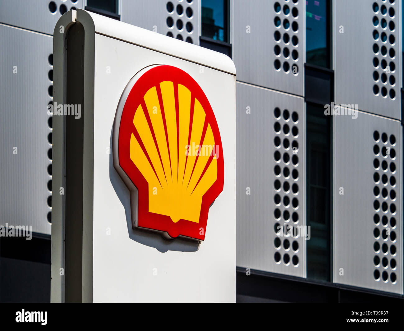 La Shell Oil Company logo su una stazione di riempimento in London REGNO UNITO Foto Stock