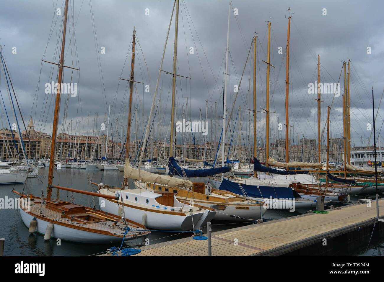 Porto di Marsiglia al crepuscolo, bagnata in golden luci, Francia. Cielo tempestoso in background. Foto Stock
