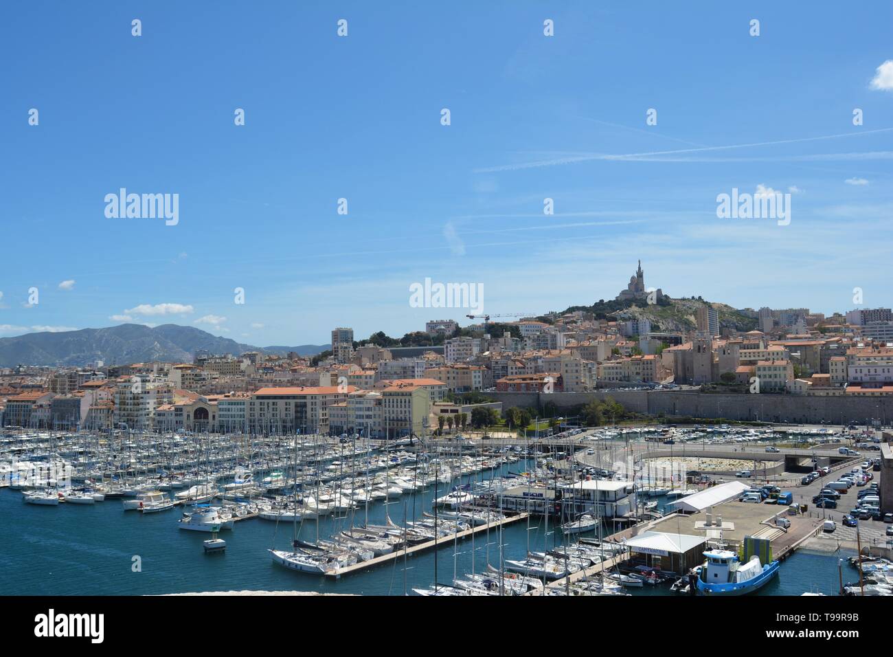 Porto di Marsiglia, Francia. Cielo blu e la città sullo sfondo. Foto Stock