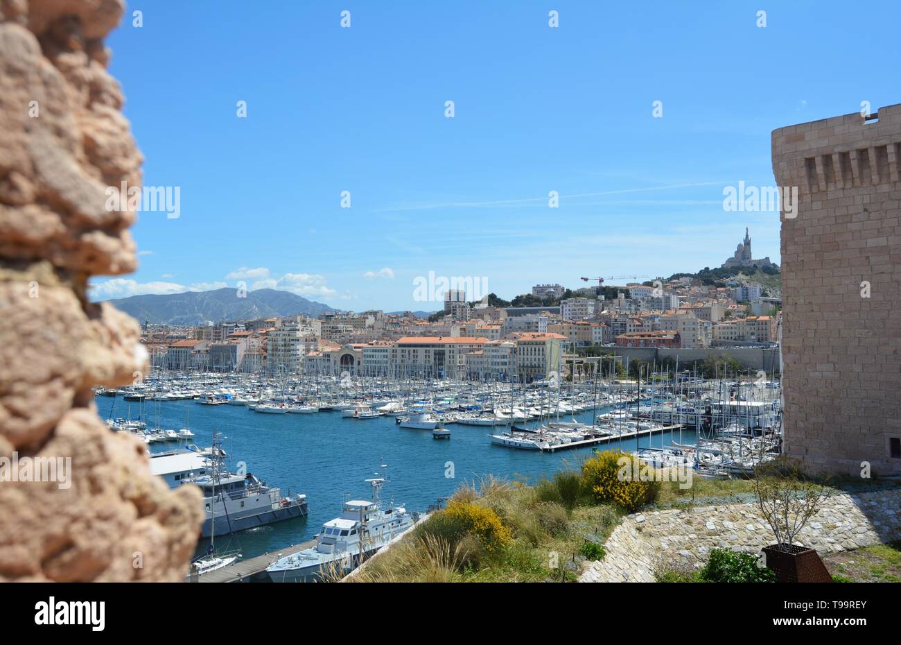 Porto di Marsiglia, Francia. Cielo blu e la città sullo sfondo. Foto Stock