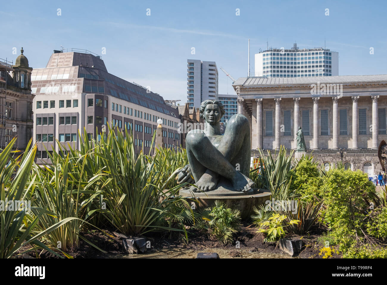 Grande statua di una donna in Victoria Square, Birmingham, Regno Unito Foto Stock