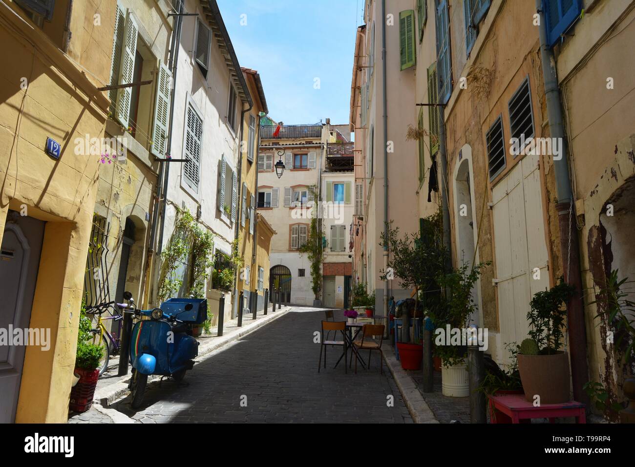 Il pittoresco e colorato le strade della città vecchia di Marsiglia, in estate. La Francia. Foto Stock