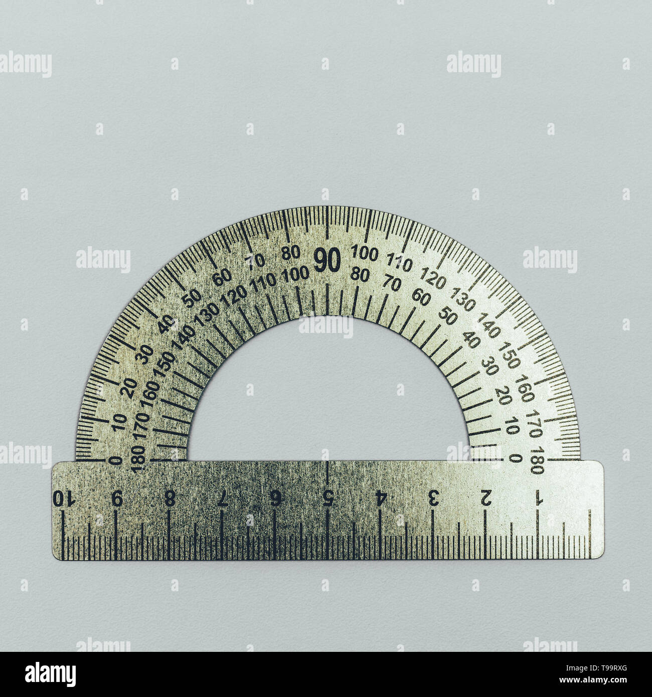 Goniometro di metallo close-up su sfondo grigio top view, foto in bianco e  nero Foto stock - Alamy
