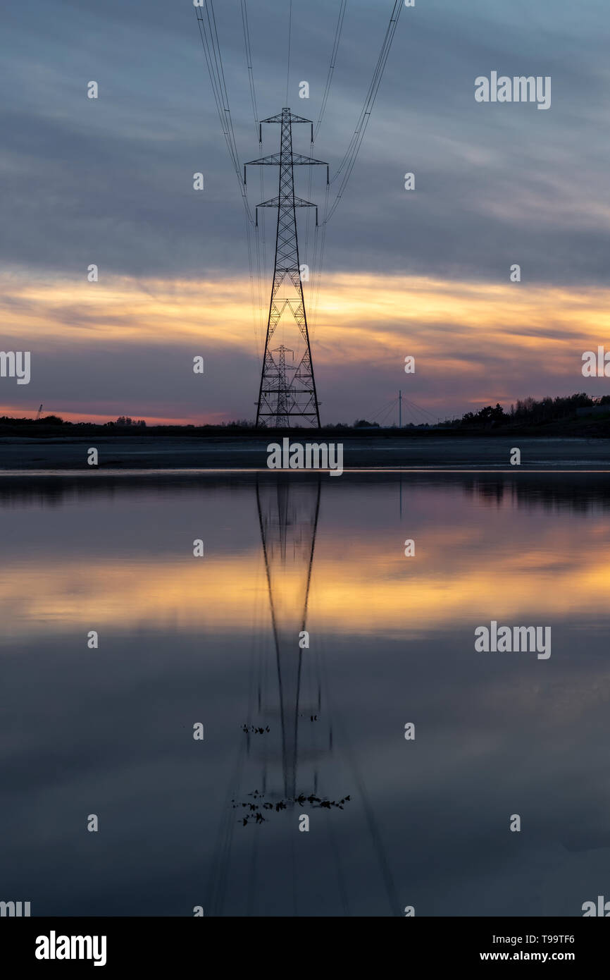 Pilone riflessione sull'estuario Loughor Foto Stock
