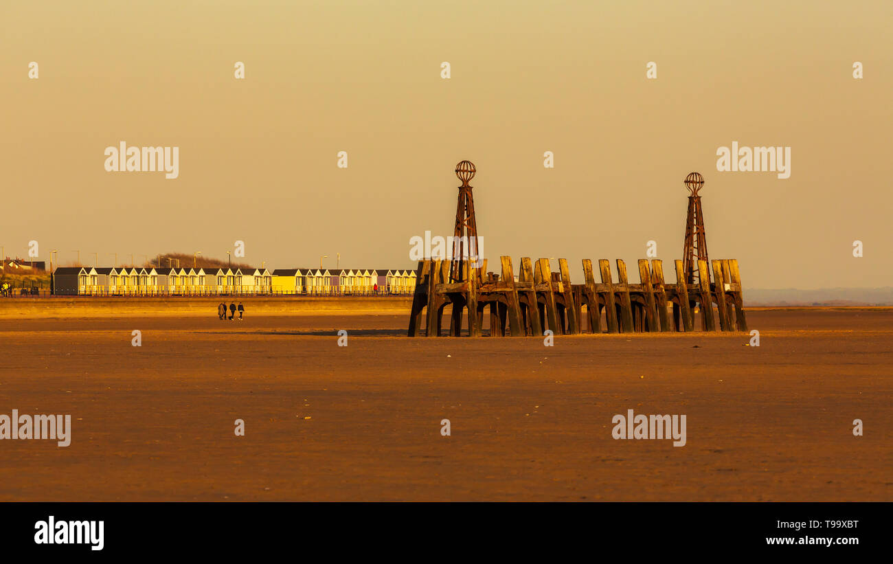 La spiaggia di st annes on sea in serata sunshine il molo con la st annes beach capanne in background Foto Stock