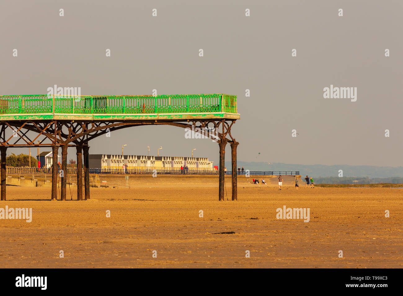 La spiaggia di st annes on sea in serata sunshine il molo con la st annes beach capanne in background Foto Stock