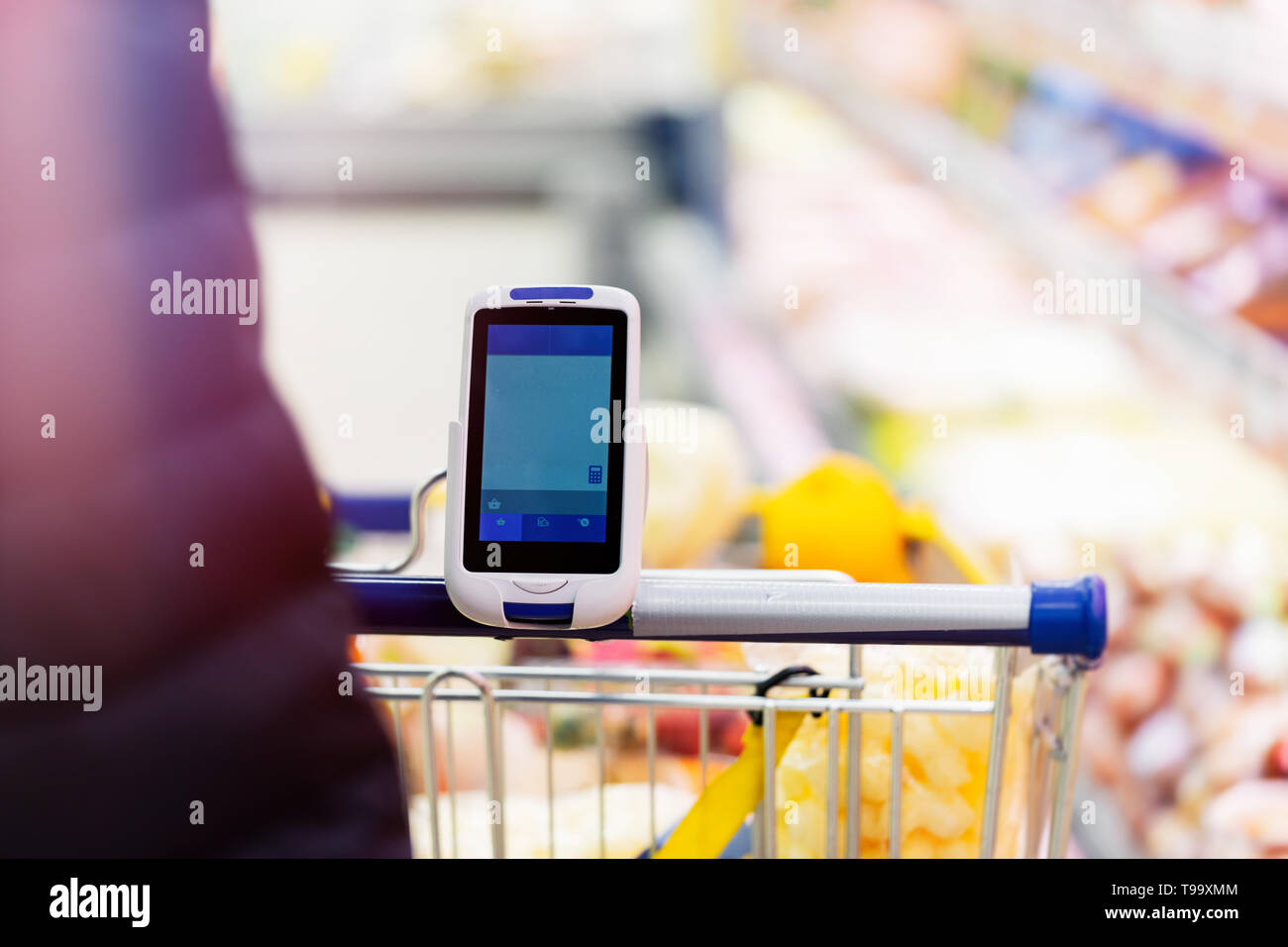 Close up di scanner di codici a barre sul carrello in negozio. Concetto moderno di gadget e periferiche, il consumismo. Foto Stock