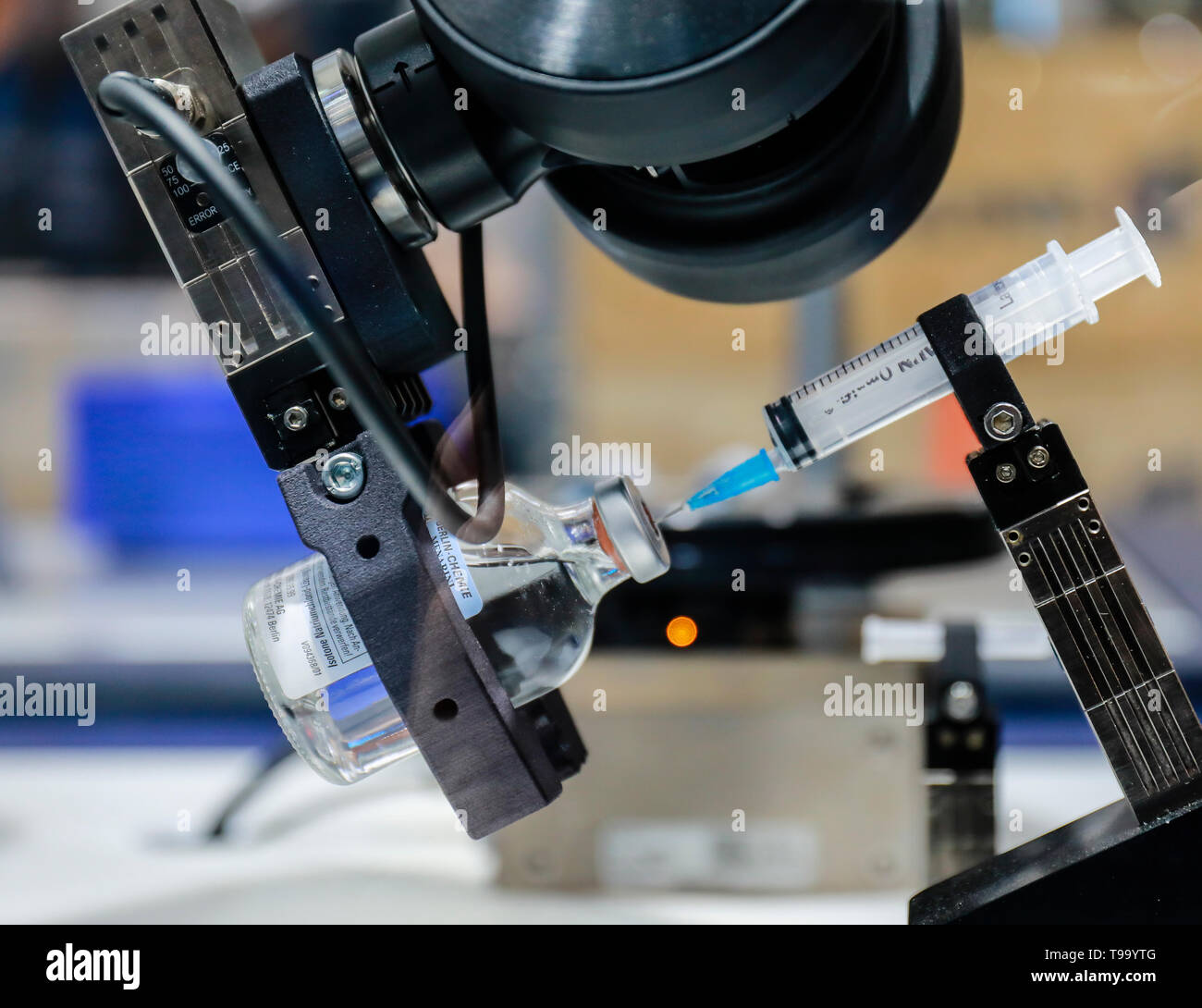 31.03.2019, Hannover, Renania settentrionale-Vestfalia, Germania - Fiera di Hannover, robot industriali lavoro nel laboratorio di analisi mediche, qui all'Schenk stand. 00X1 Foto Stock