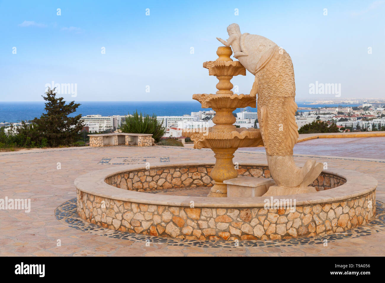 Ayia Napa, Cipro - 11 Giugno 2018: fontana esterna in Ayia Napa cittadina nella parte più orientale della costa meridionale dell'isola di Cipro Foto Stock