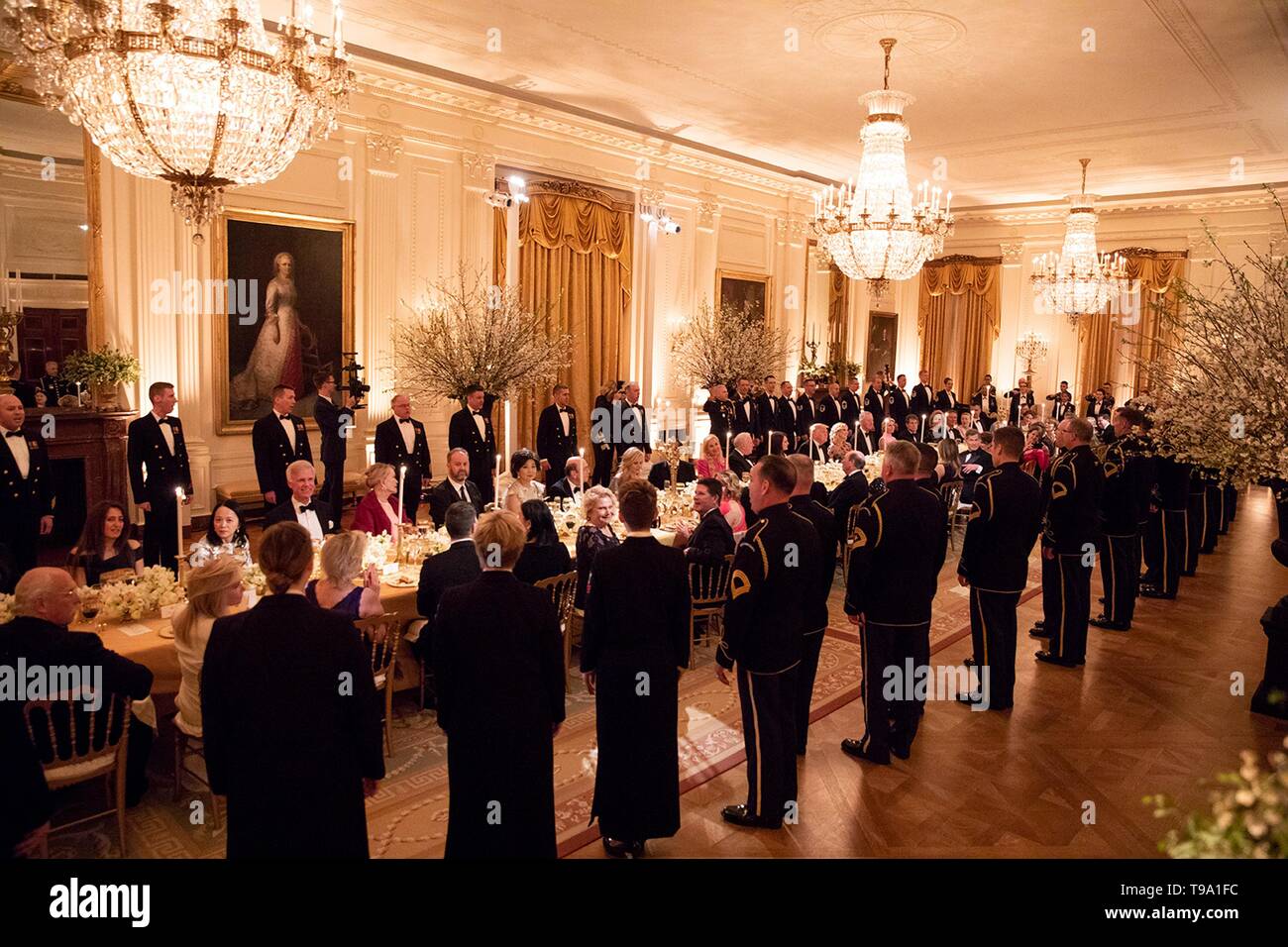 U.S presidente Donald Trump, uniti da First Lady Melania Trump, ascoltare come negli Stati Uniti il servizio militare musicisti intrattengono gli ospiti durante la Casa Bianca associazione storica la cena nella Sala Est della Casa Bianca 15 Maggio 2019 a Washington, DC. Foto Stock