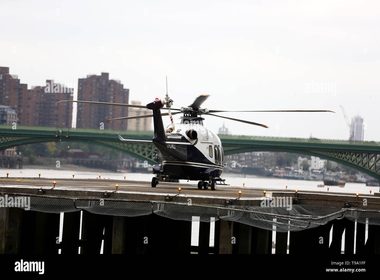Viste generali di un elicottero in arrivo e in decollo a Londra eliporto di Battersea, Londra, Regno Unito. Foto Stock