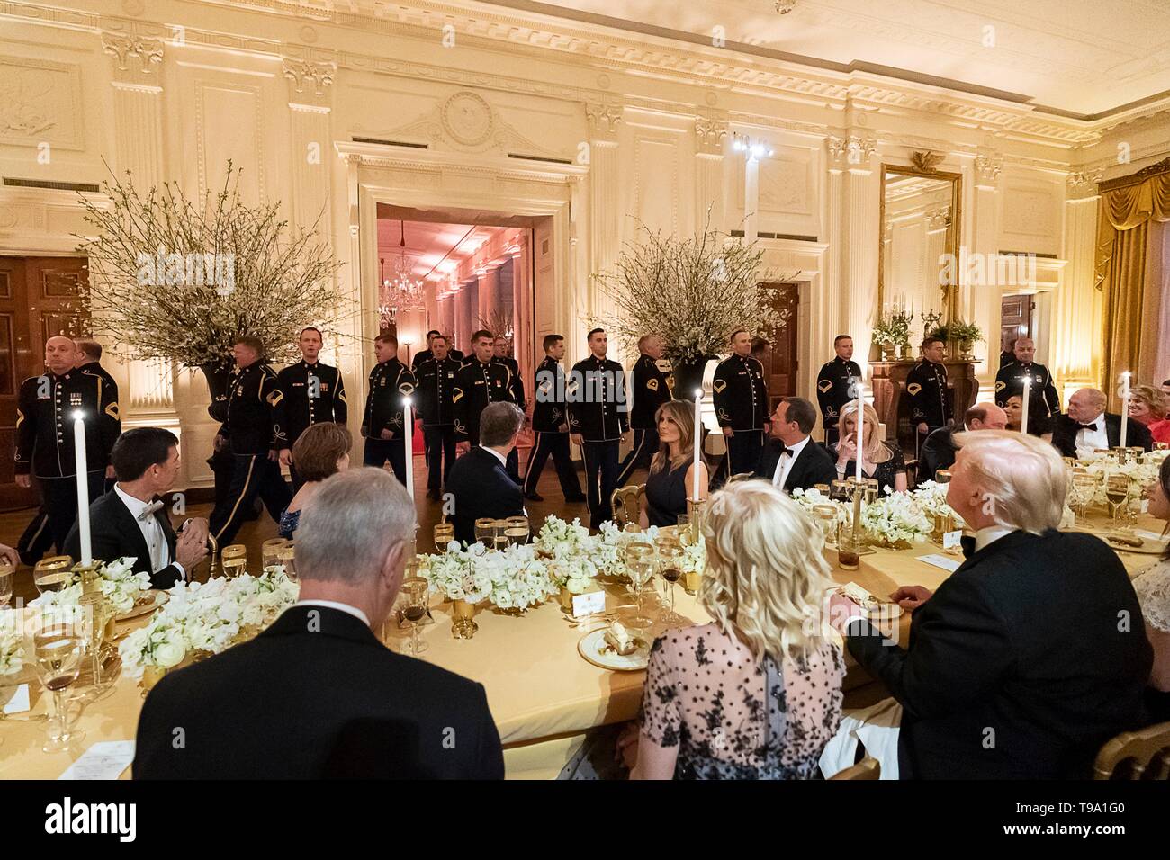 U.S presidente Donald Trump, uniti da First Lady Melania Trump, ascoltare come negli Stati Uniti il servizio militare musicisti intrattengono gli ospiti durante la Casa Bianca associazione storica la cena nella Sala Est della Casa Bianca 15 Maggio 2019 a Washington, DC. Foto Stock