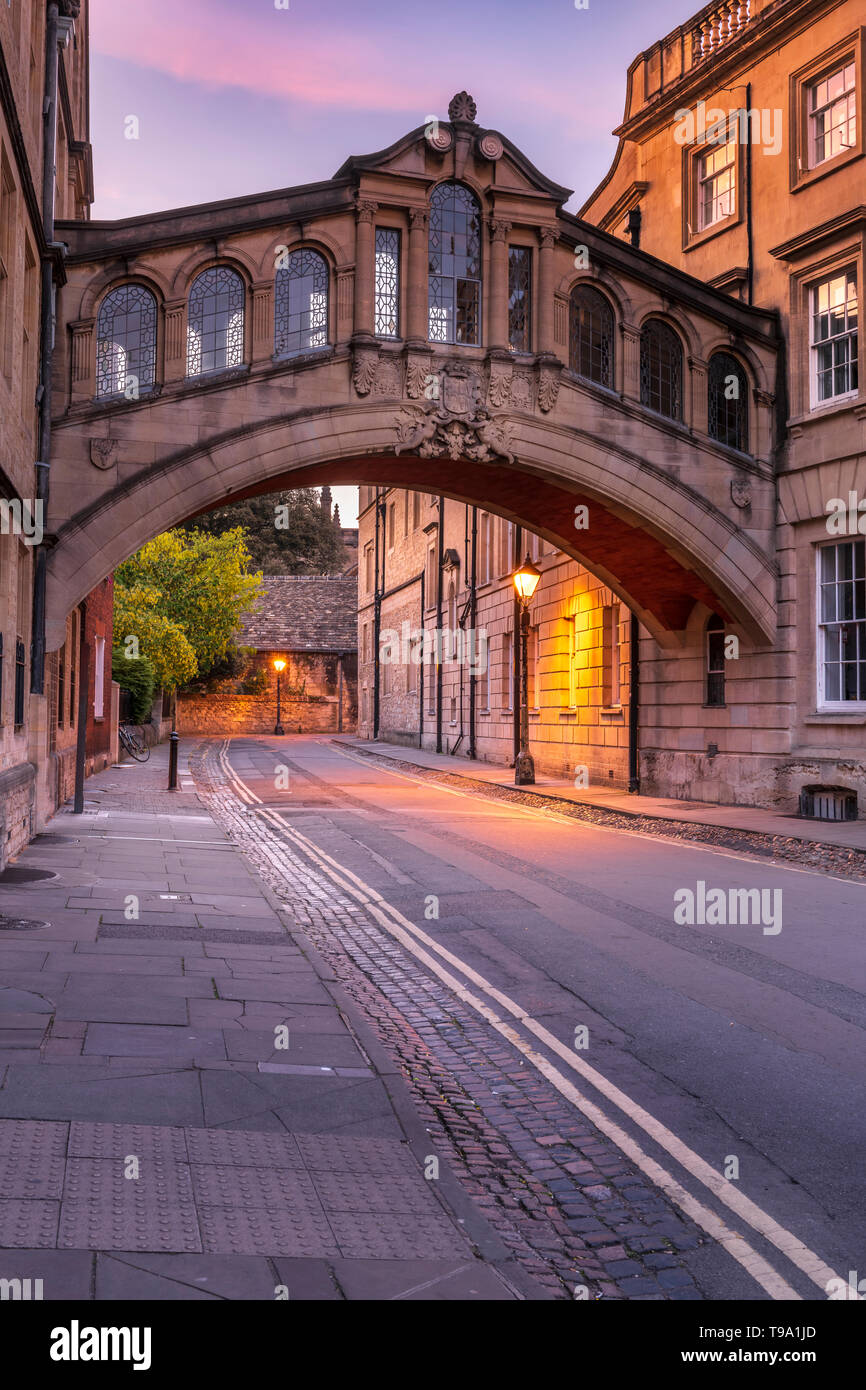 Il caratteristico ponte che unisce insieme il vecchio e il nuovo quadrangolari di Hertford College nel centro di Oxford, è spesso denominato "Ponte di S Foto Stock