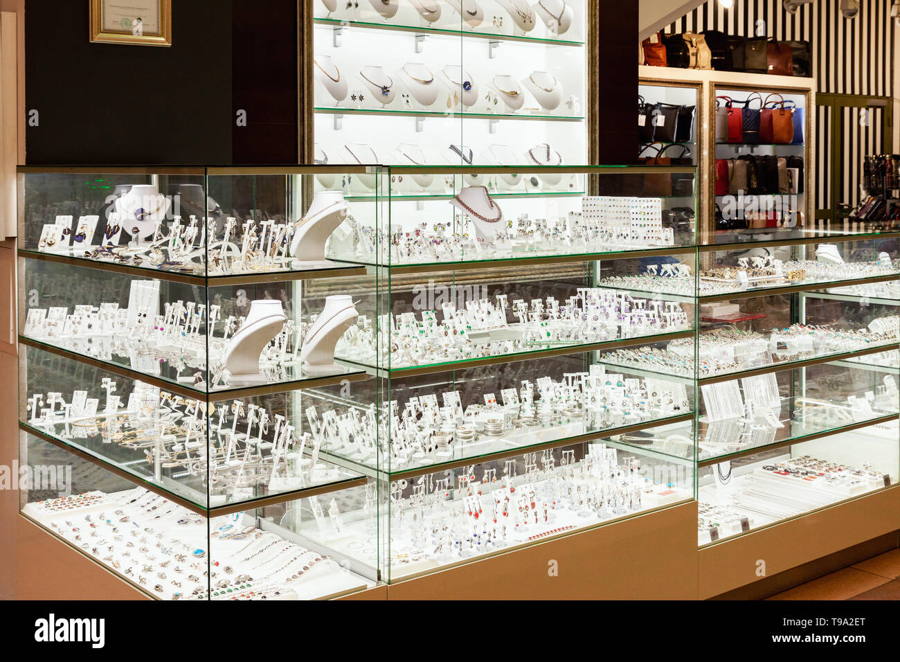 Shiny gioielleria display in vetro nel centro commerciale per lo shopping Foto Stock