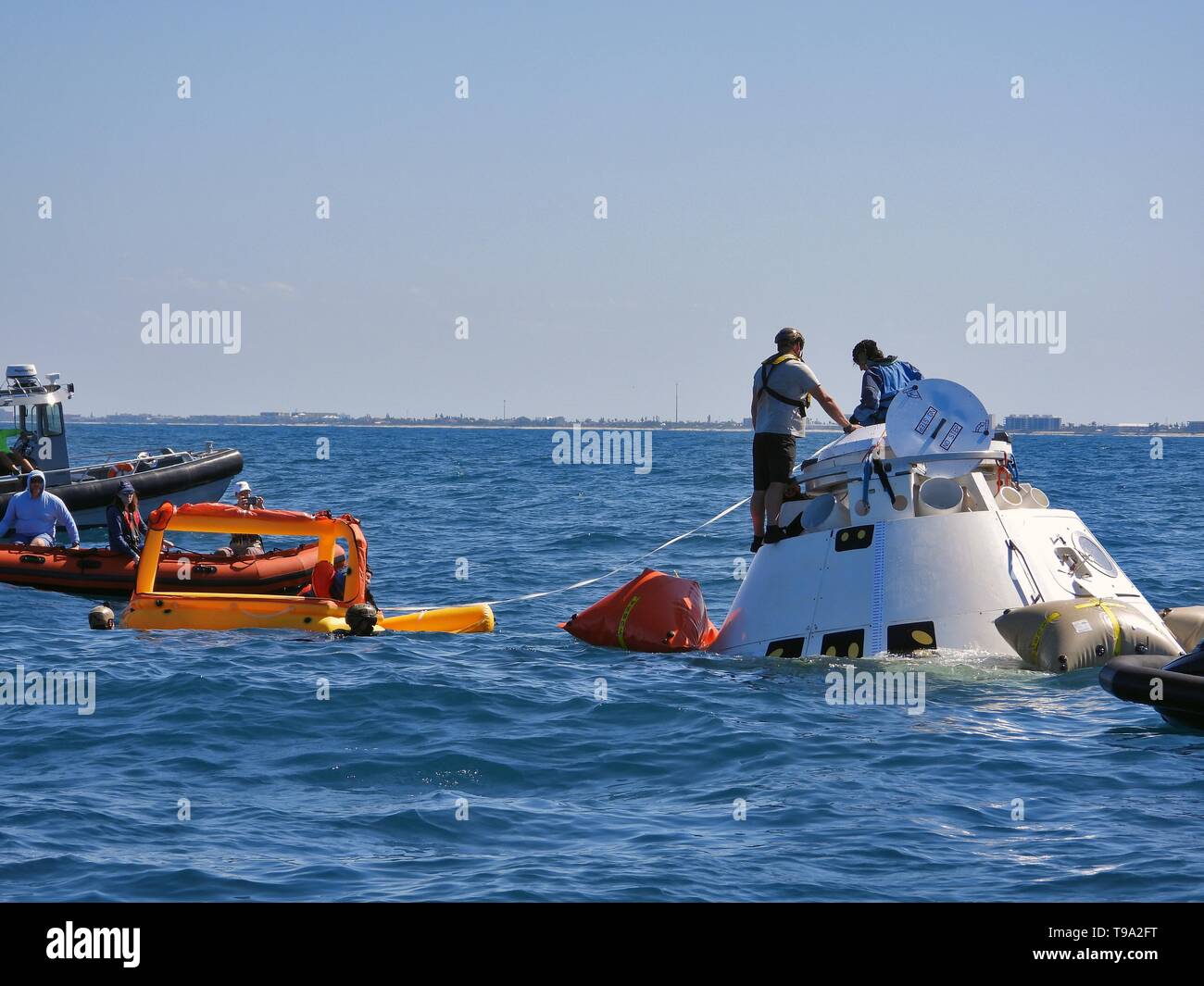 Gli astronauti della NASA di Suni Williams e Barry "Butch" Wilmore provano i passaggi necessari per uscire da Boeing CST-100 Starliner capsula spaziale senza assistenza nel caso improbabile di un'emergenza risultante in un splashdown 27 aprile 2019 al largo della costa di Cape Canaveral, in Florida. La open-ocean esercizio fornisce gli astronauti con la necessaria formazione davanti a Boeing equipaggio prova di volo e le successive missioni. Foto Stock