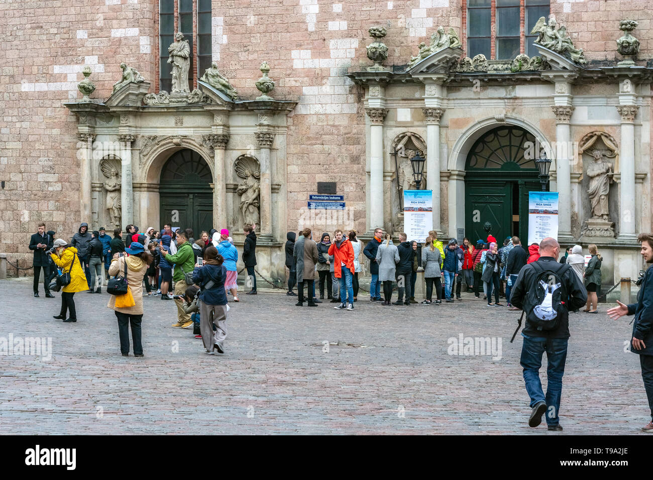 Riga, Lettonia, 02 Maggio: turisti passeggiata attraverso la piazza e familiarizzare con le attrazioni turistiche presso la Cattedrale di San Pietro nella parte vecchia di Riga, può Foto Stock