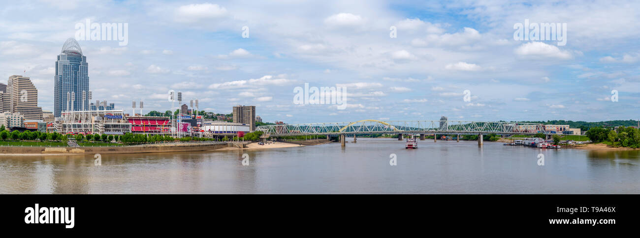 Vista di Cincinnati Riverfront e Great American Ballpark dal Roebling ponte sopra il fiume Ohio; Cincinnati, Ohio & Covington, Kentucky. Foto Stock