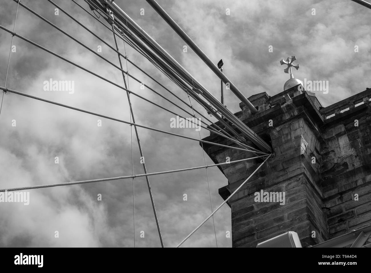 Immagini del Roebling ponte sopra il fiume Ohio tra Cincinnati, Ohio e Covington, Kentucky su una giornata di primavera quando è aperto per i pedoni. Foto Stock