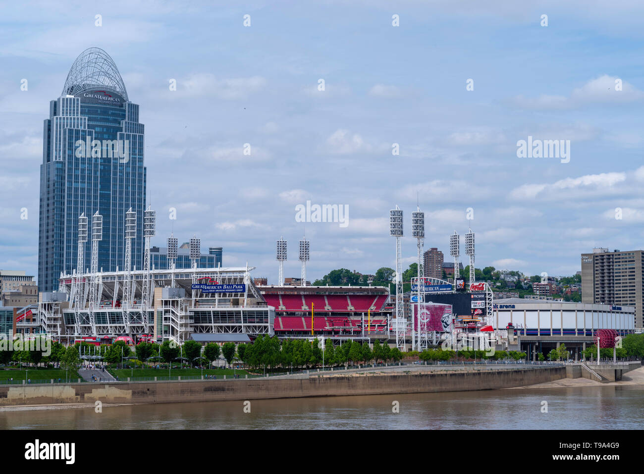 Vista di Cincinnati Riverfront e Great American Ballpark dal Roebling ponte sopra il fiume Ohio; Cincinnati, Ohio. Foto Stock