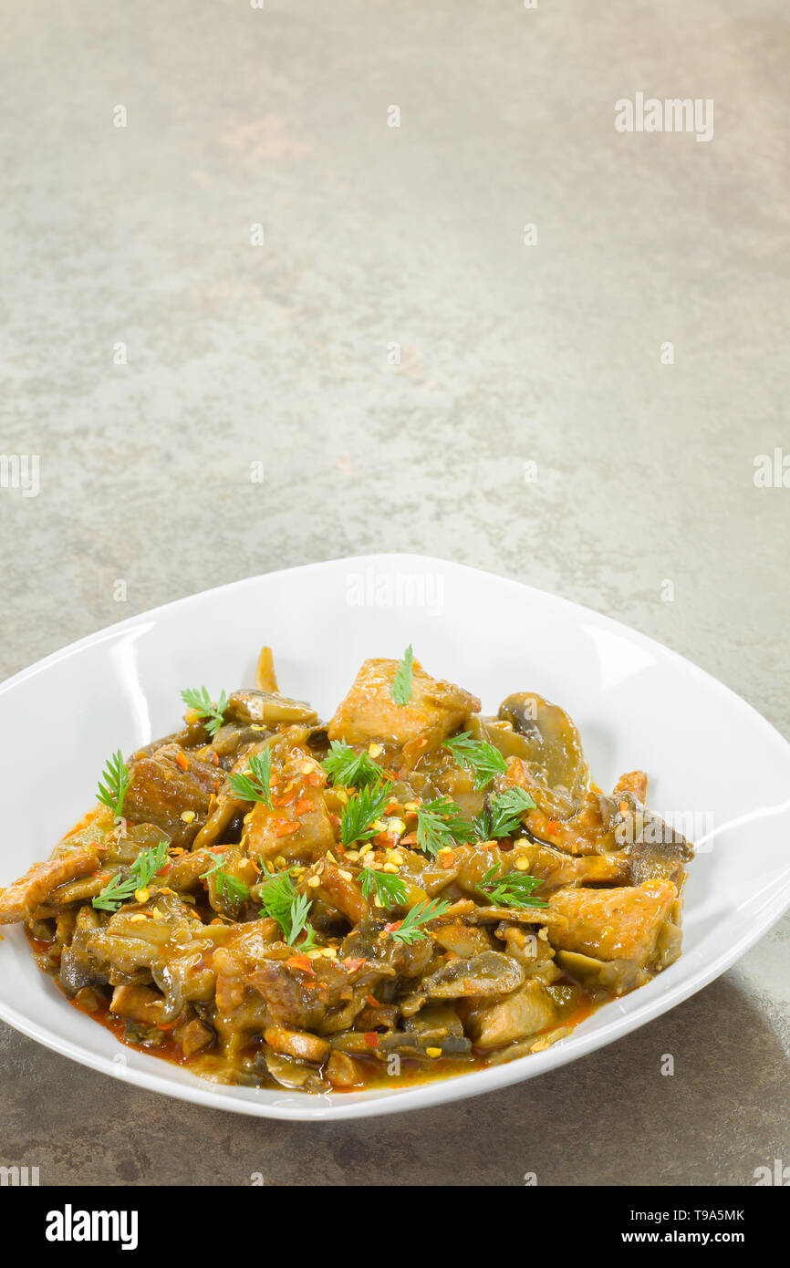 Stufato di carne di maiale e verdure servita in porcellana bianca piatto Foto Stock