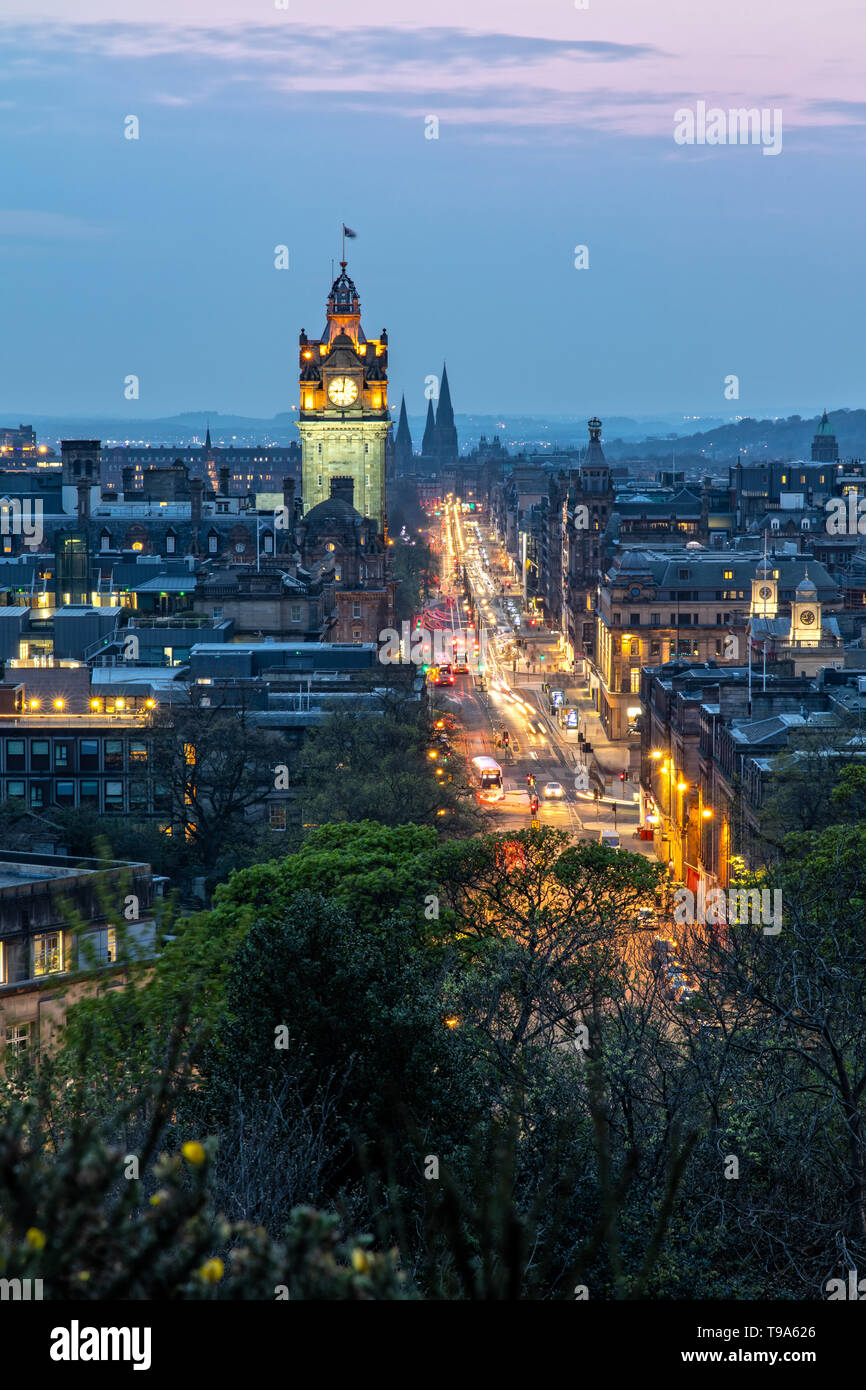 Vista su Princes Street e la città di Edimburgo in Scozia dal Carlton Hill Foto Stock
