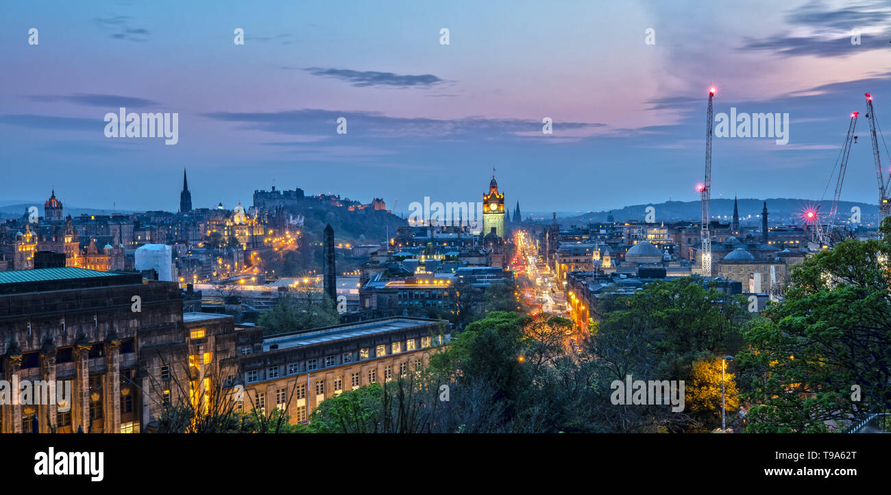 Vista su Princes Street e la città di Edimburgo in Scozia dal Carlton Hill Foto Stock