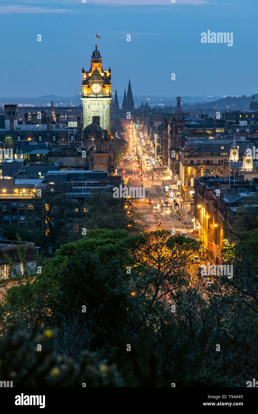 Vista su Princes Street e la città di Edimburgo in Scozia dal Carlton Hill Foto Stock