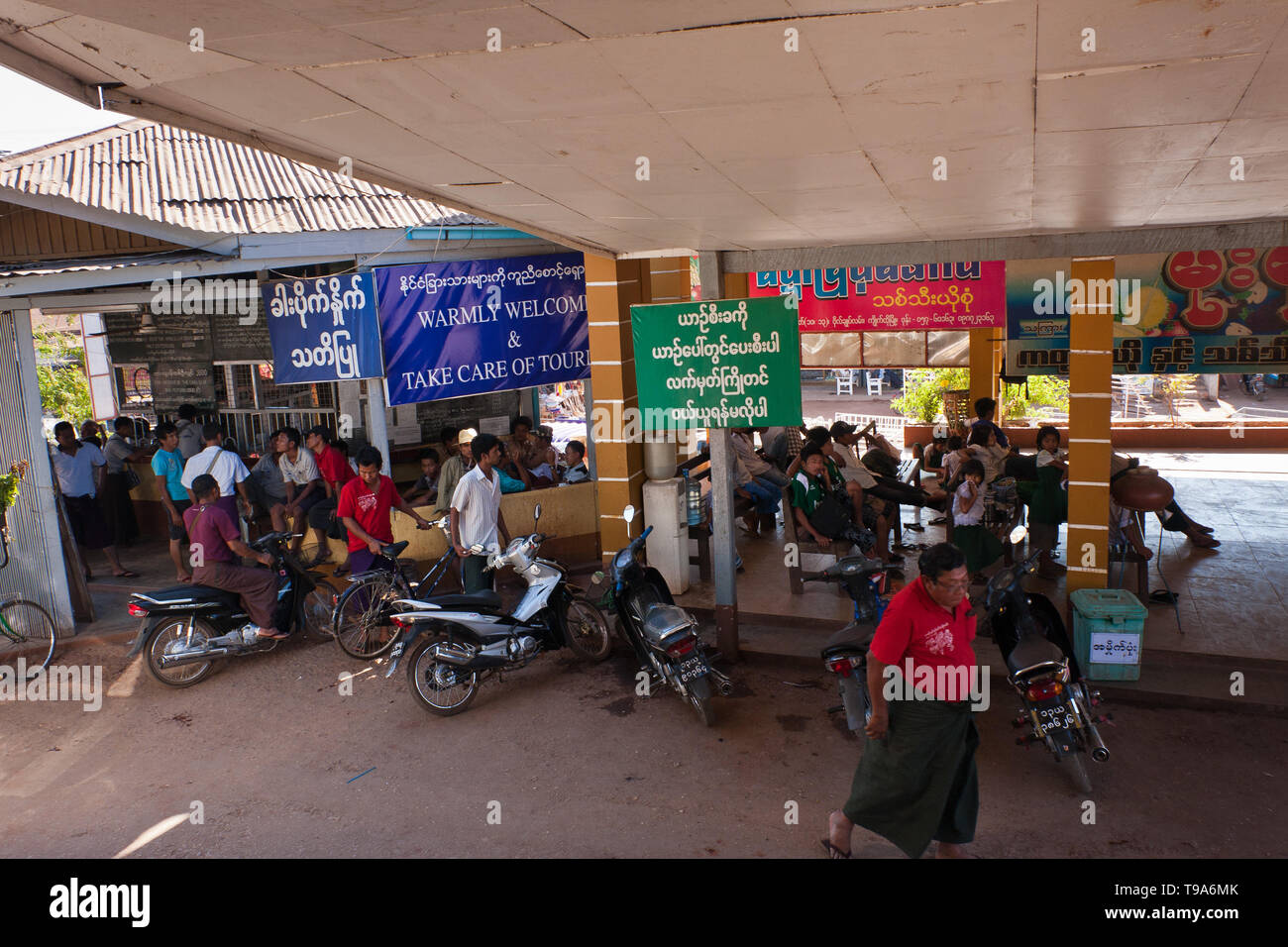 I passeggeri in attesa in una stazione degli autobus, Myanmar Foto Stock