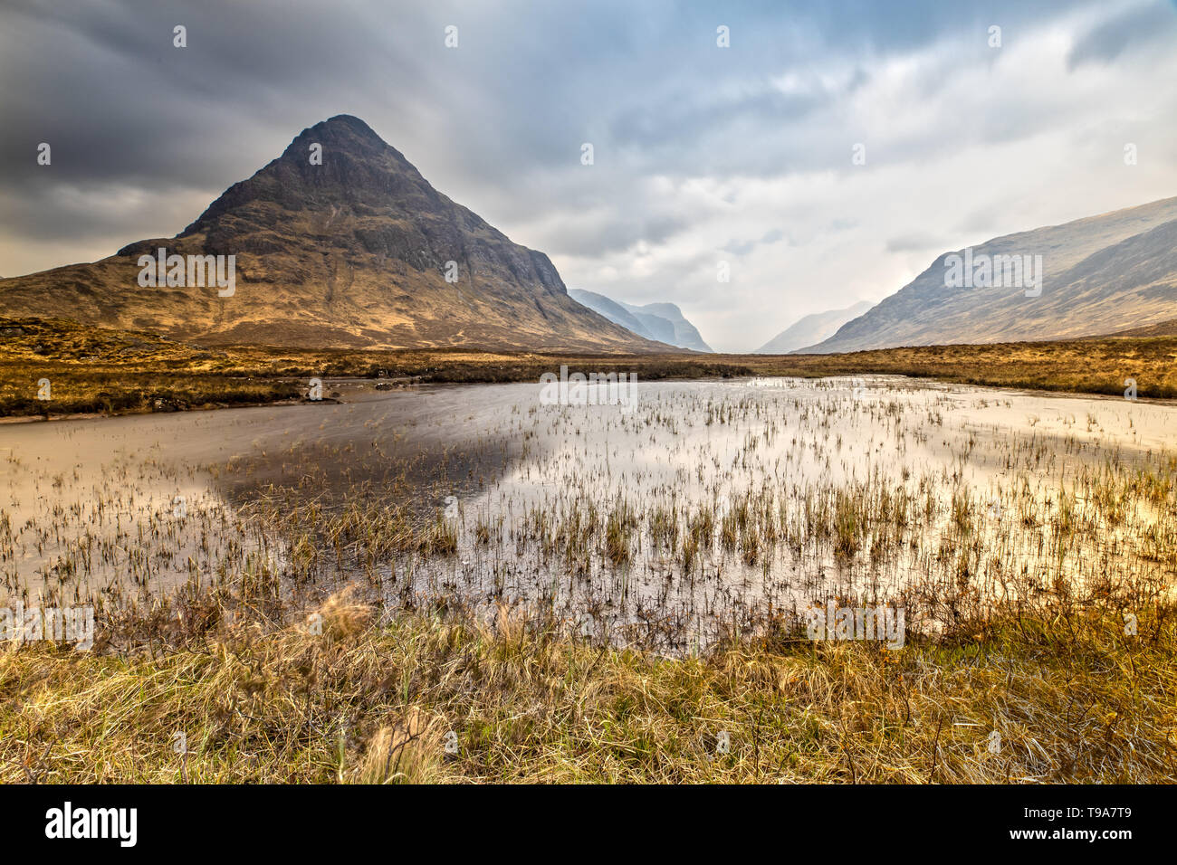 Una lunga esposizione di Lochan na Fola di Glencoe nelle Highlands della Scozia Foto Stock