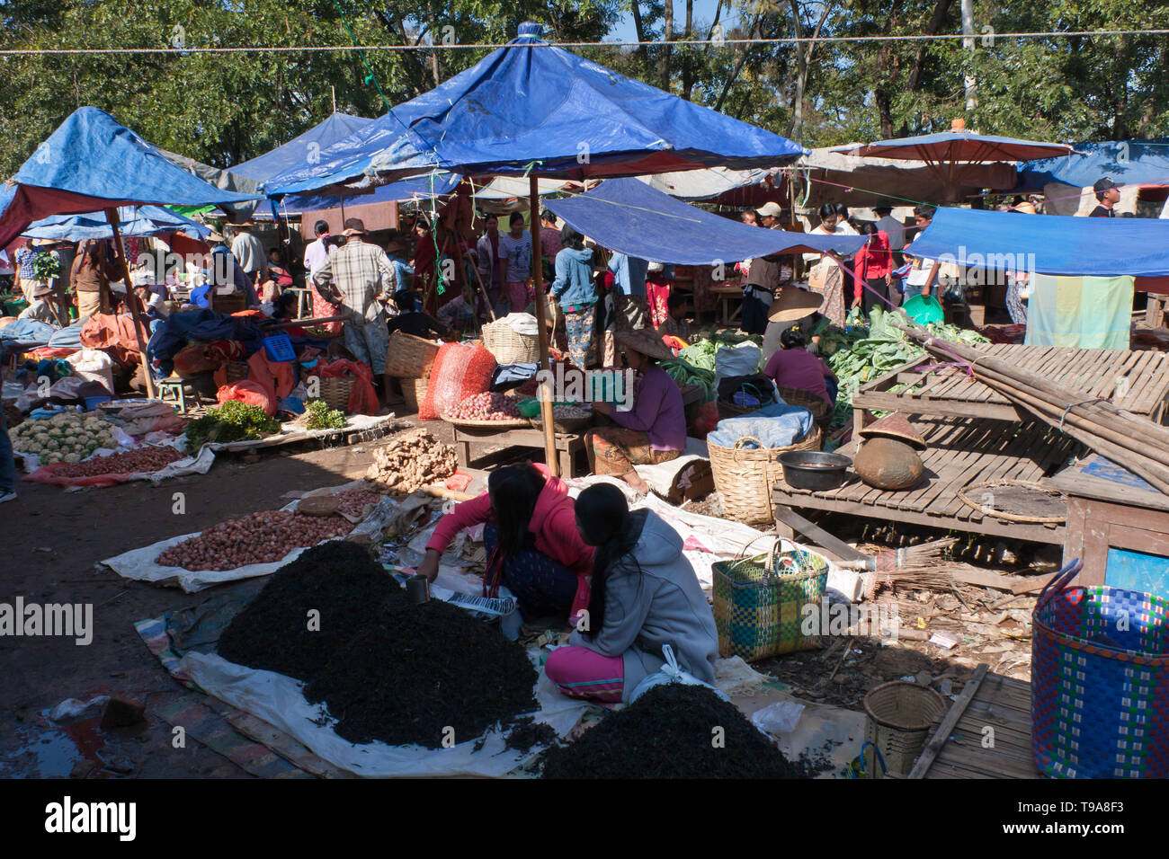 Un tradizionale mercato birmano nel fine settimana in una città vicino al lago Inle. Myanmar, dicembre 2011. Foto Stock