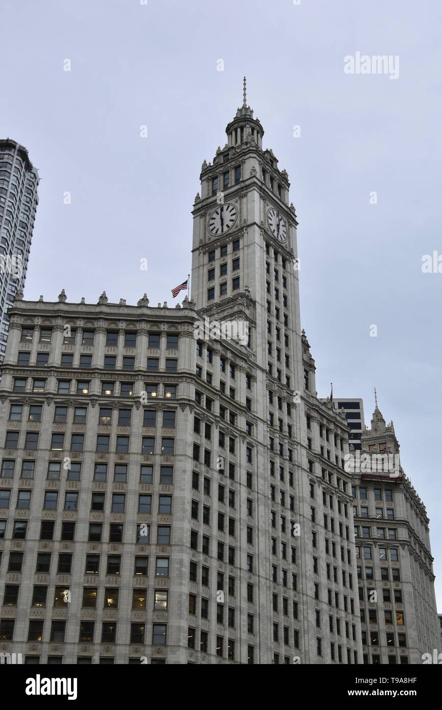 Chicago iconici Wrigley Building lungo il fiume Chicago nel vicino al lato nord di fronte il Chicago Tribune Building sul Magnificent Mile, il Foto Stock