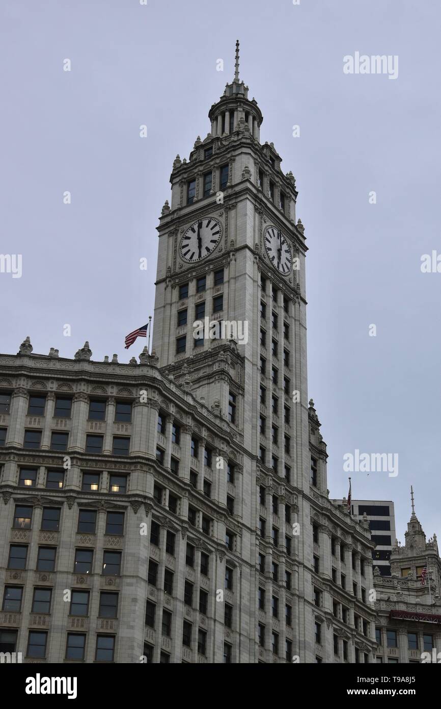 Chicago iconici Wrigley Building lungo il fiume Chicago nel vicino al lato nord di fronte il Chicago Tribune Building sul Magnificent Mile, il Foto Stock