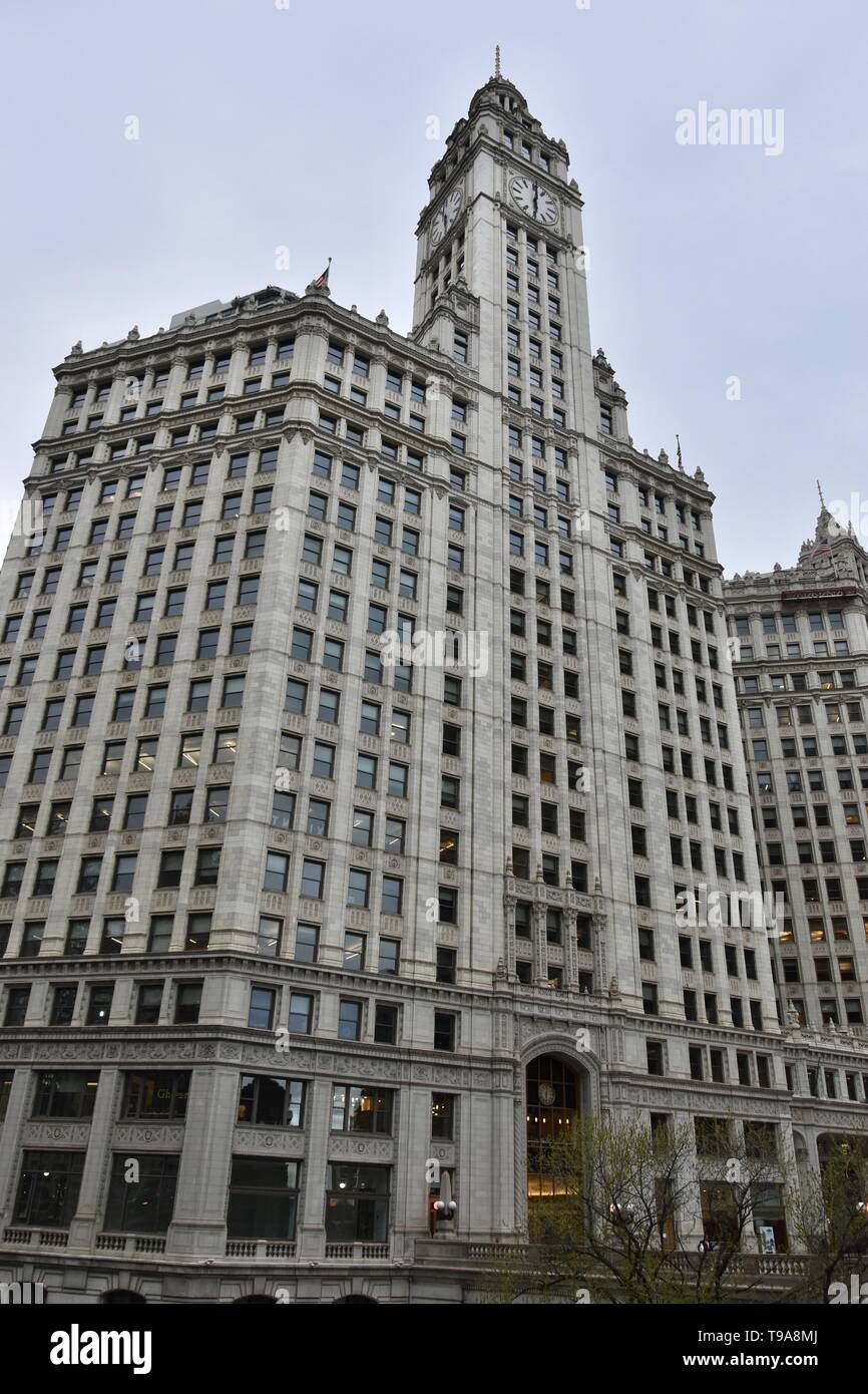 Chicago iconici Wrigley Building lungo il fiume Chicago nel vicino al lato nord di fronte il Chicago Tribune Building sul Magnificent Mile, il Foto Stock