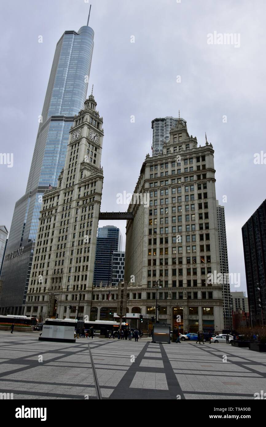 Chicago iconici Wrigley Building lungo il fiume Chicago nel vicino al lato nord di fronte il Chicago Tribune Building sul Magnificent Mile, il Foto Stock