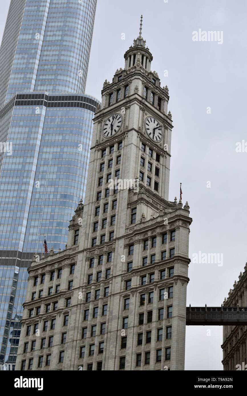 Chicago iconici Wrigley Building lungo il fiume Chicago nel vicino al lato nord di fronte il Chicago Tribune Building sul Magnificent Mile, il Foto Stock