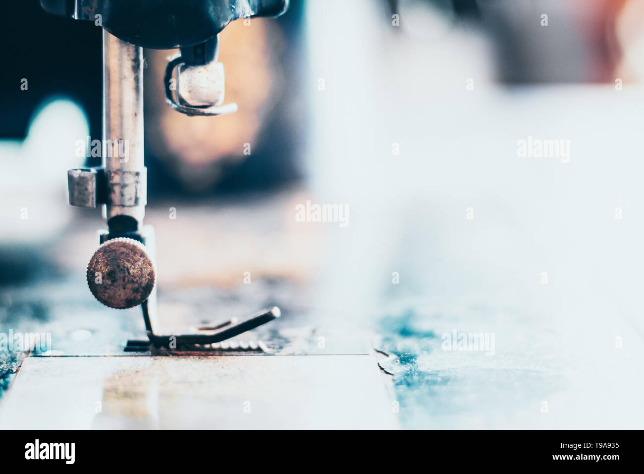 Primo piano della macchina cucitrice e il capo di abbigliamento, vecchia macchina da cucire,in stile vintage. tecnologia idea sfondo Foto Stock