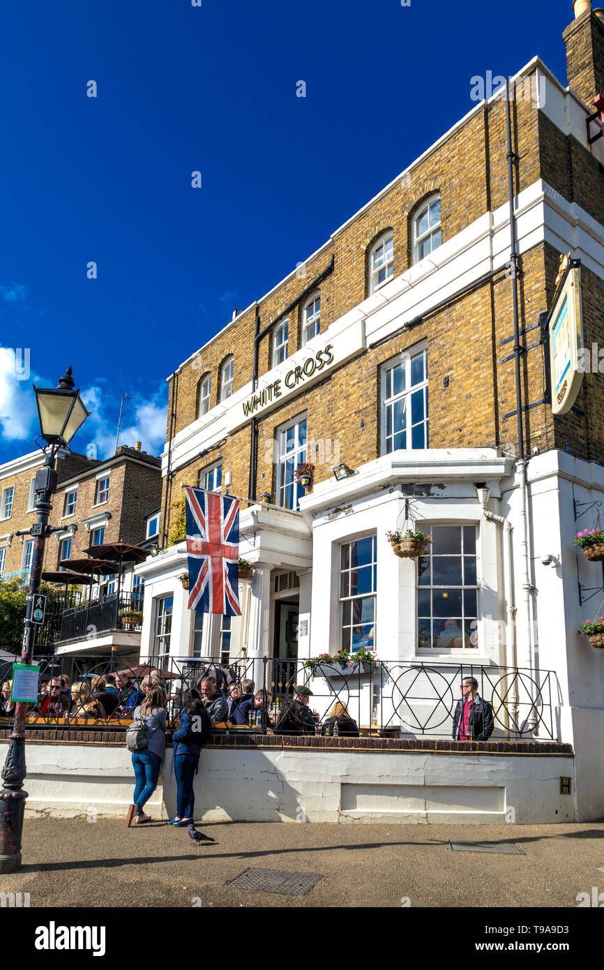 Persone bere e mangiare al di fuori della Croce Bianca pub di Richmond, London, Regno Unito Foto Stock