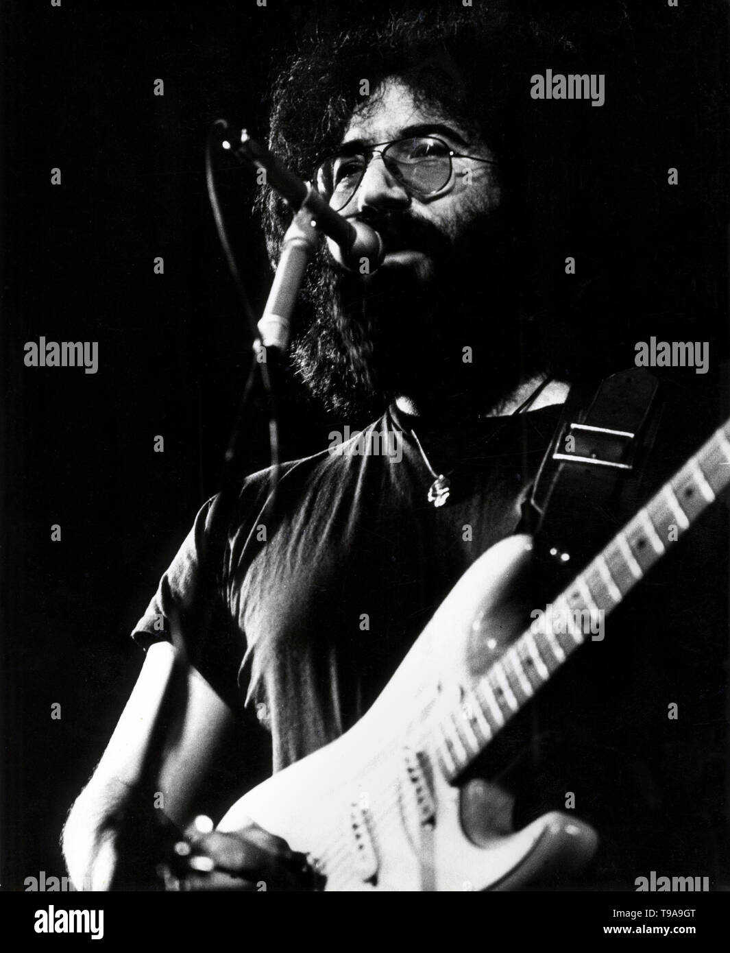 Jerry Garcia dei Grateful Dead esegue in scena presso il Tivoli Concert Hall in aprile 1972 a Copenhagen, Danimarca. Egli svolge una Fender Stratocaster chitarra. (Foto di Gijsbert Hanekroot) Foto Stock