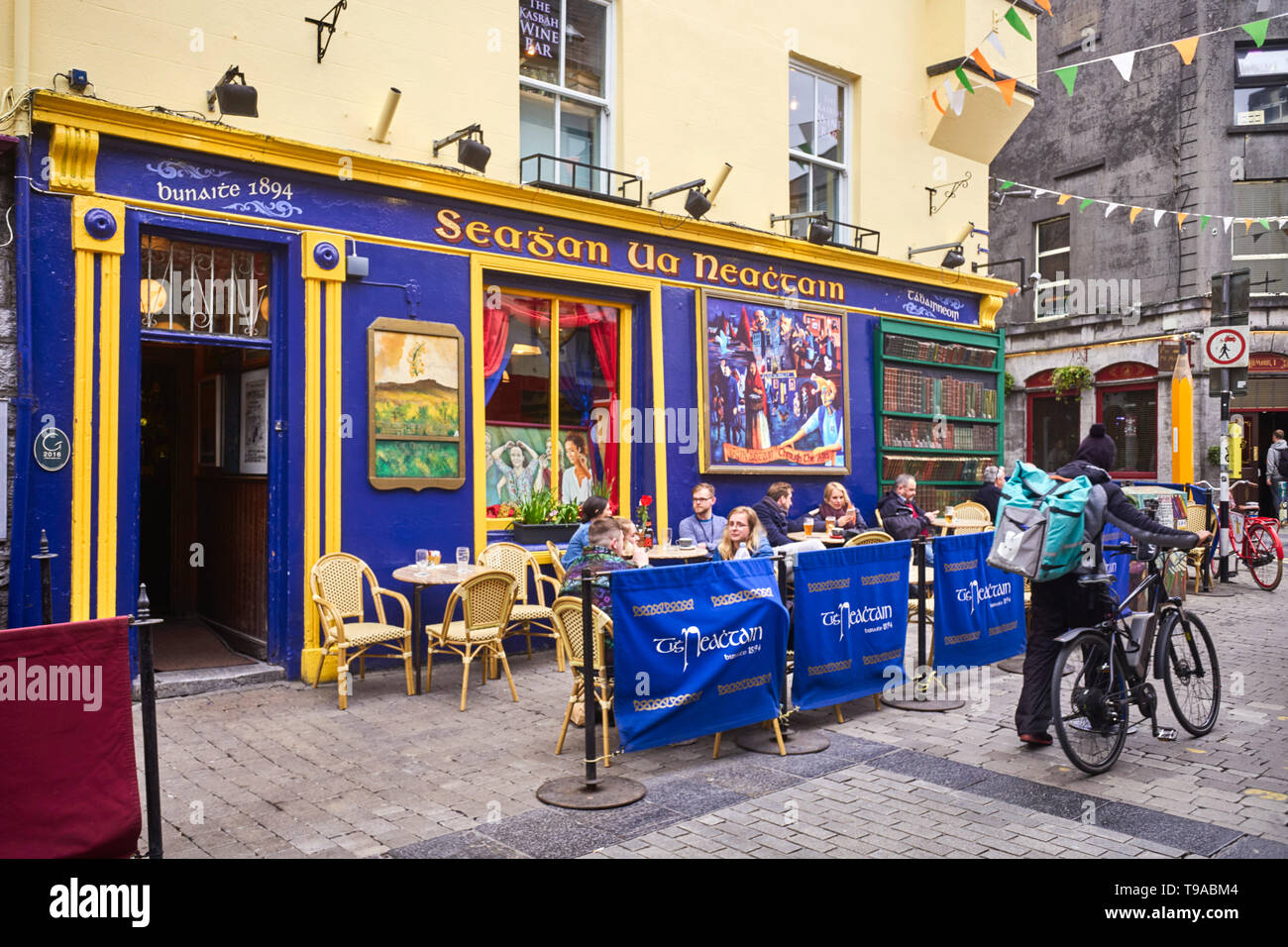 L'angolo occupato Neactain pub nel centro di Galway Foto Stock