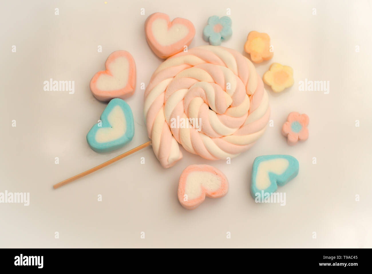 Caramelle colorate marshmallow sfondo, vista dall'alto, spazio copia idea dolce. Foto Stock