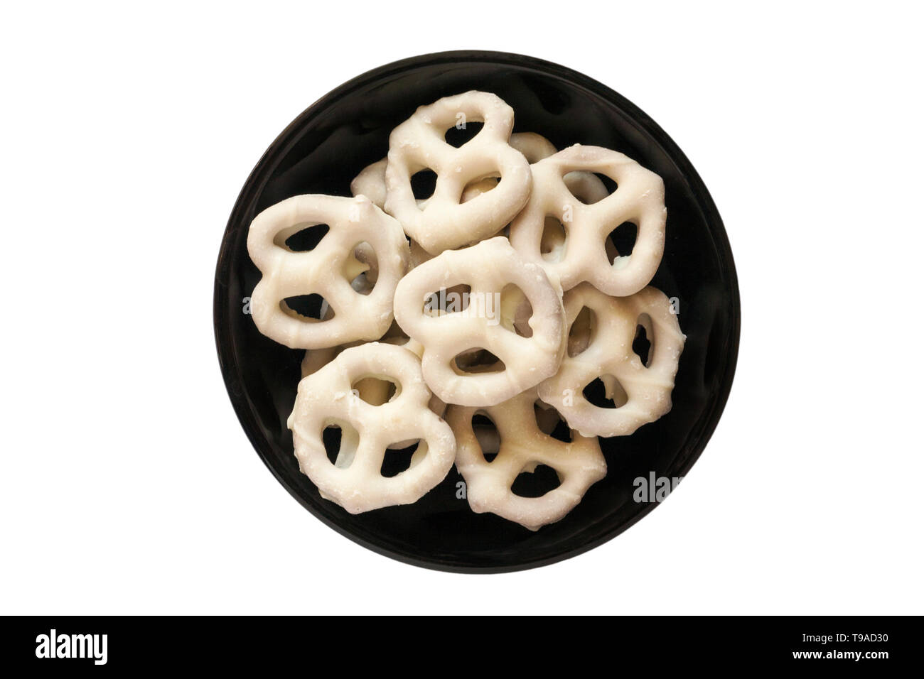 Ciotola di edizione limitata bianco Flipz Fudge coperto pretzel nella ciotola nero piatto isolato su sfondo bianco - bianco fudge rivestito di sapore pretzel Foto Stock