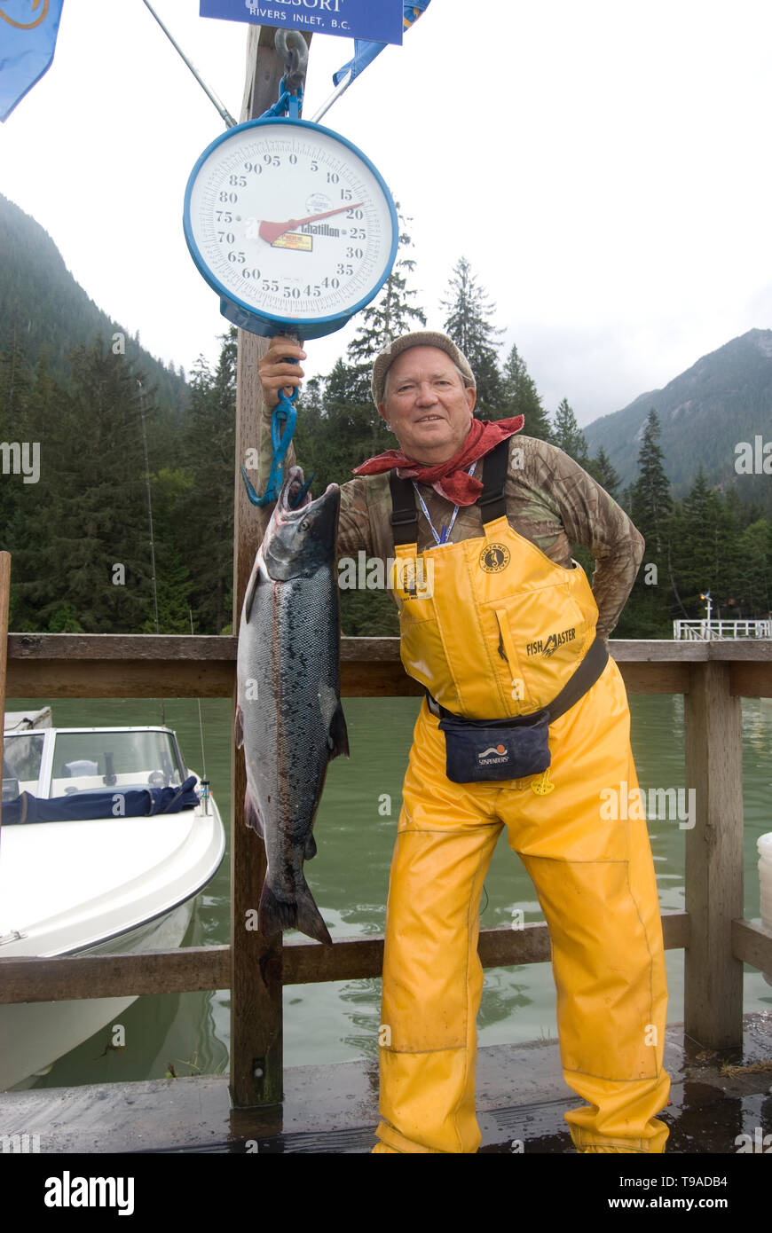 Doug wilson con un 16 pound Argento ("Coho) salmoni catturati a fiumi ingresso, British Columbia, Canada. Foto Stock