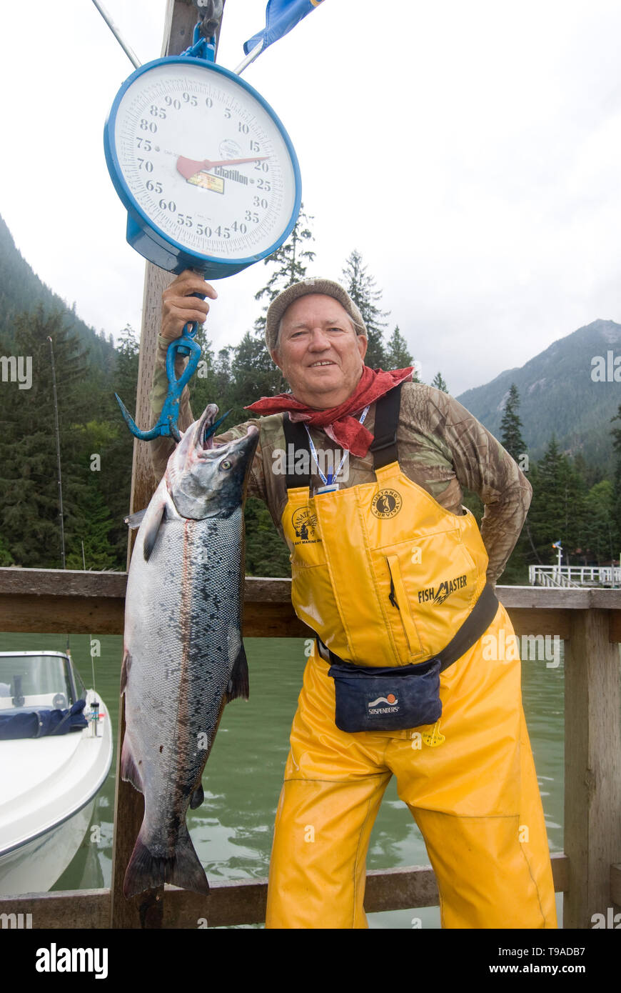 Doug wilson con un 16 pound Argento ("Coho) salmoni catturati a fiumi ingresso, British Columbia, Canada. Foto Stock