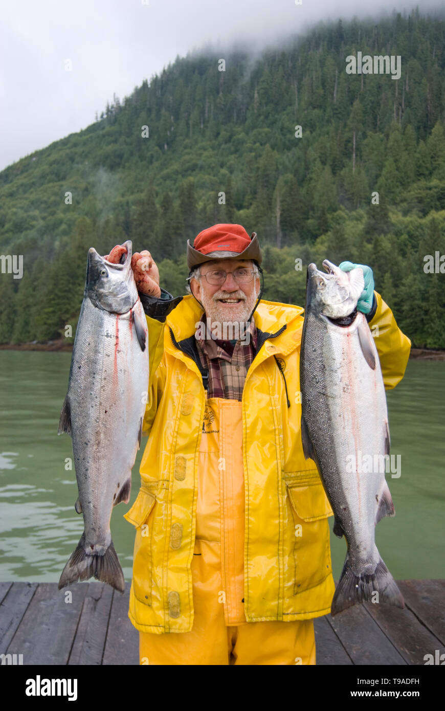 Dace Vedder con due d'Argento ("Coho) salmoni catturati a fiumi ingresso, British Columbia, Canada. Foto Stock