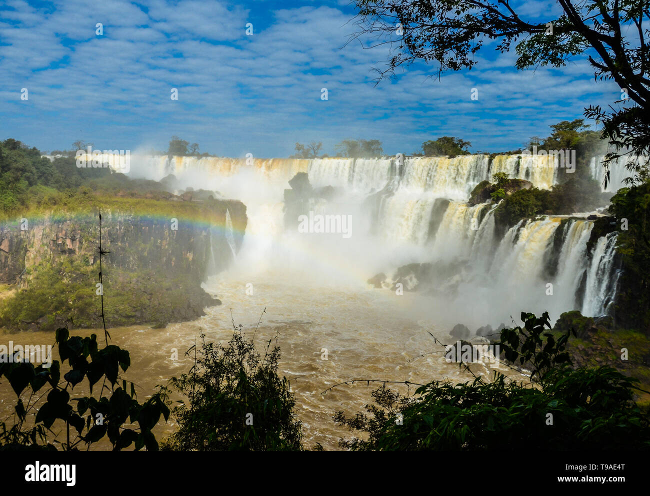 Cascate di Iguazu in una giornata di sole con l'arcobaleno. Argentina lato. Foto Stock