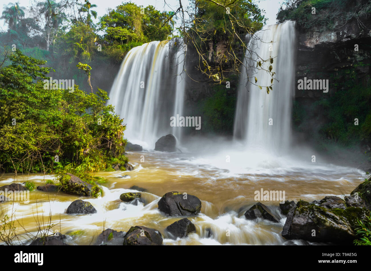 Una piccola cascata relativi a Iguazu Falls con bagnato pietre. Argentina lato. Foto Stock