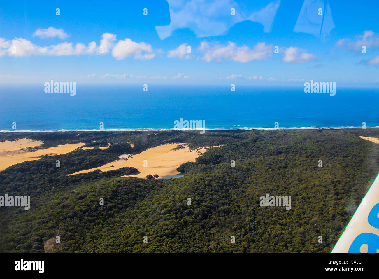 Isola di Fraser dune di sabbia e il Lago Wabby con coste in background, la vista di un aereo Foto Stock