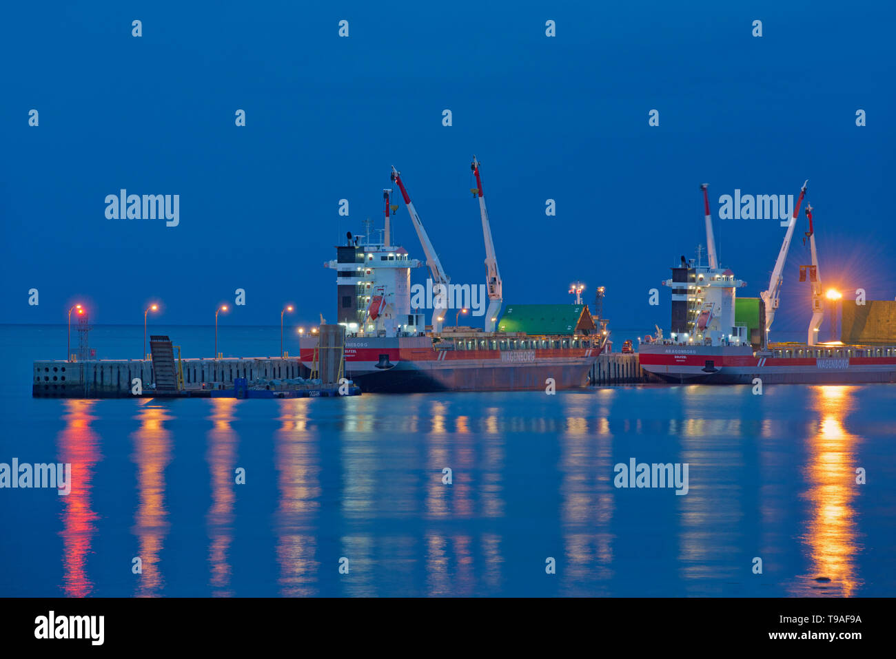 Riflessioni della nave al molo di sponda nord del golfo di San Lorenzo Baie Comeau Québec Canada Foto Stock