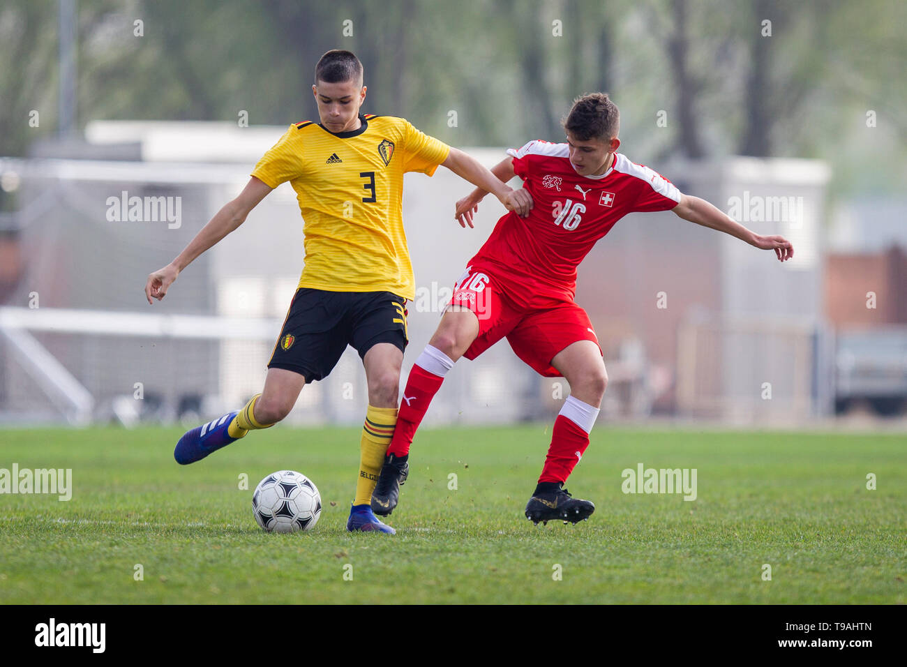 Newport, Wales, Regno Unito, 17 aprile 2019. Milano Govaers del Belgio e Philip Novakovic della Svizzera durante la Tri-Nations sotto 15 Amico internazionale Foto Stock