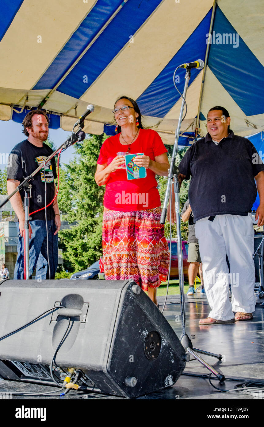 "Tantoo' Cardinale un primo attore di nazioni e attivista parla a Salish Sea Festival, 2 settembre 2012, Waterfront Park, N. Vancouver, BC, Canada Foto Stock